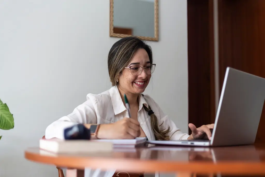 Entrepreneur taking notes in front of her laptop: hands-on training programs at the LEMEICO Business School